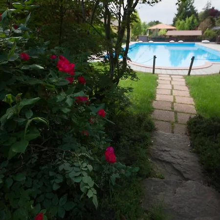 Monate Sleeps 4 Pool Air Con *